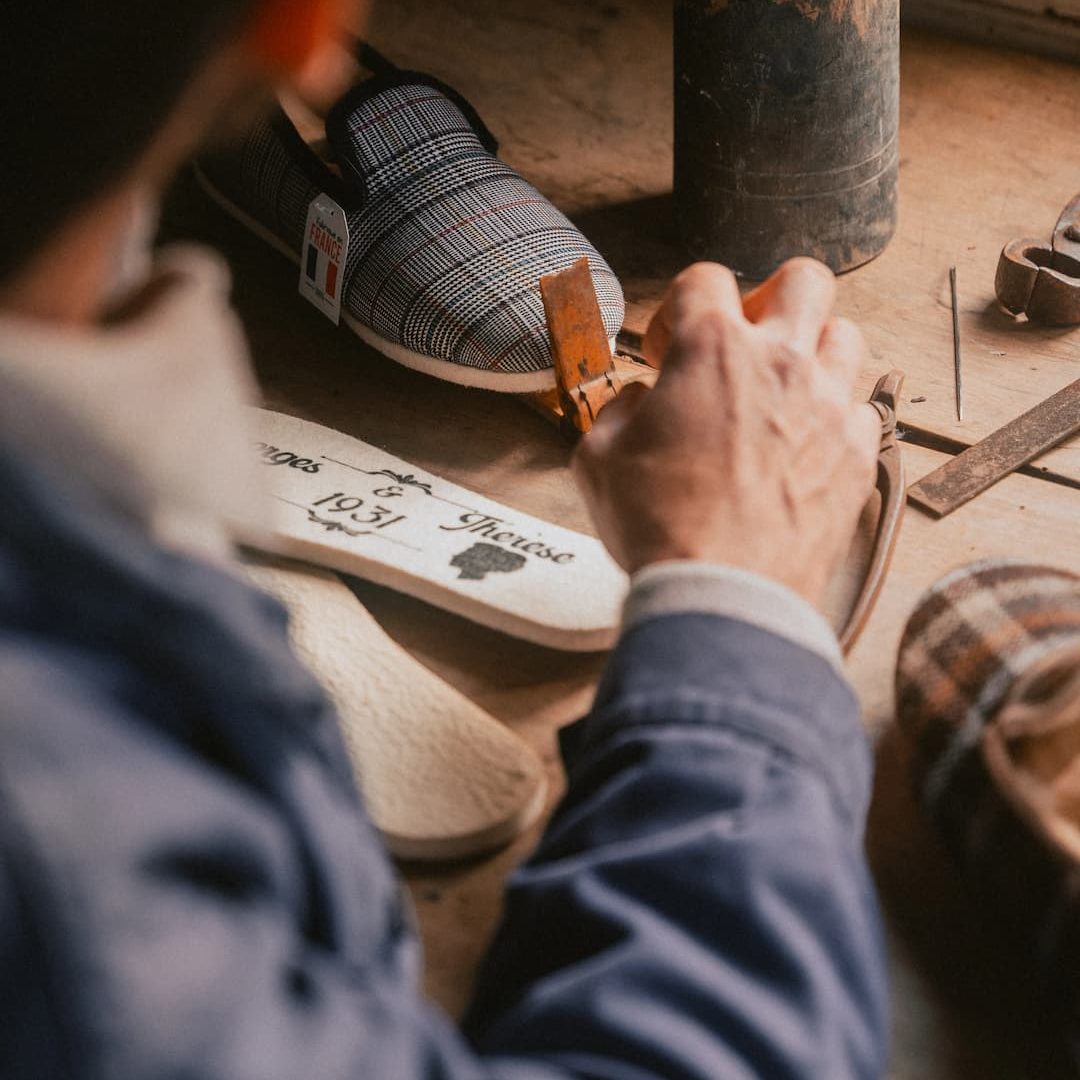 Georges et Thérèse 1931 Artisan travaillant sur des chaussons Georges et Thérèse.